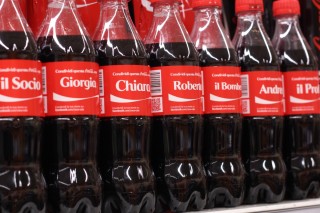 bottiglie di Coca Cola con i nomi